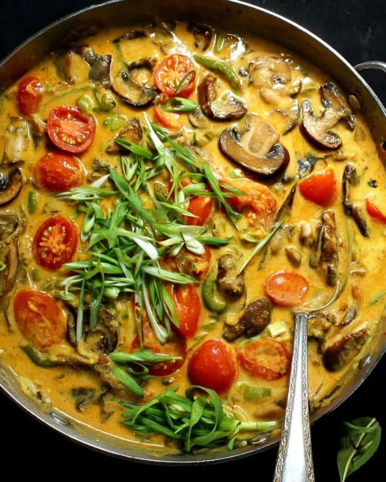 20-Minute Veggie Curry Bathed in Coconut Milk Recipe